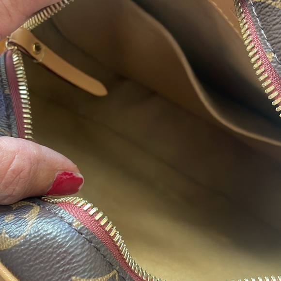 Louis Vuitton crossbody handbag . Barely used. Spotless condition - Picture 3 of 10